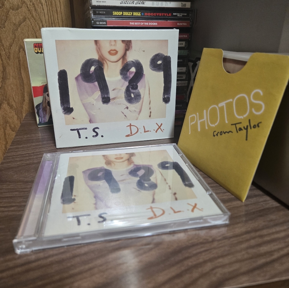 1989 Taylor Swift Deluxe Edition CD with Photos